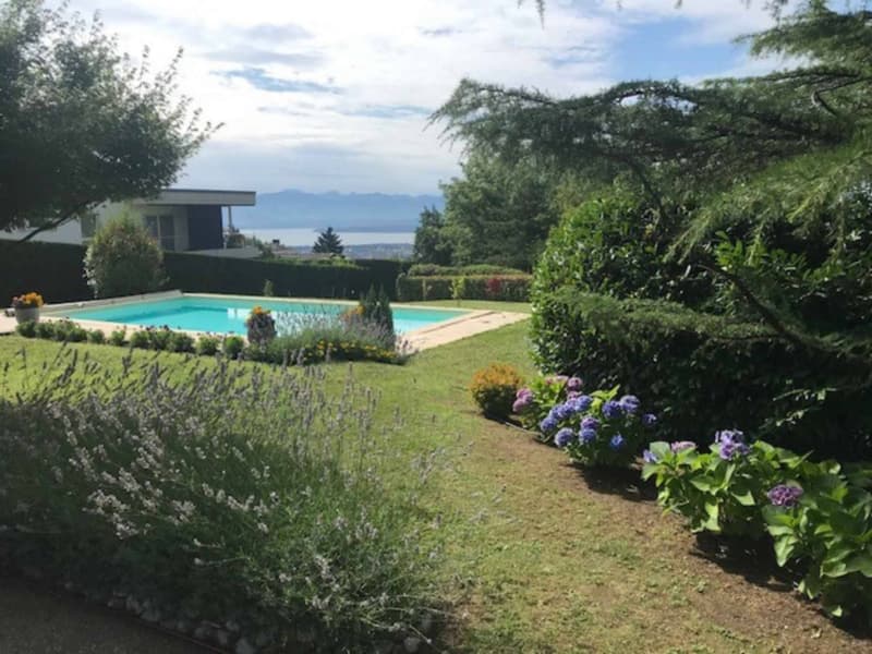Spacieuse villa individuelle de 1.5 pièces avec grand jardin, piscine et superbe vue lac et Alpes (2)