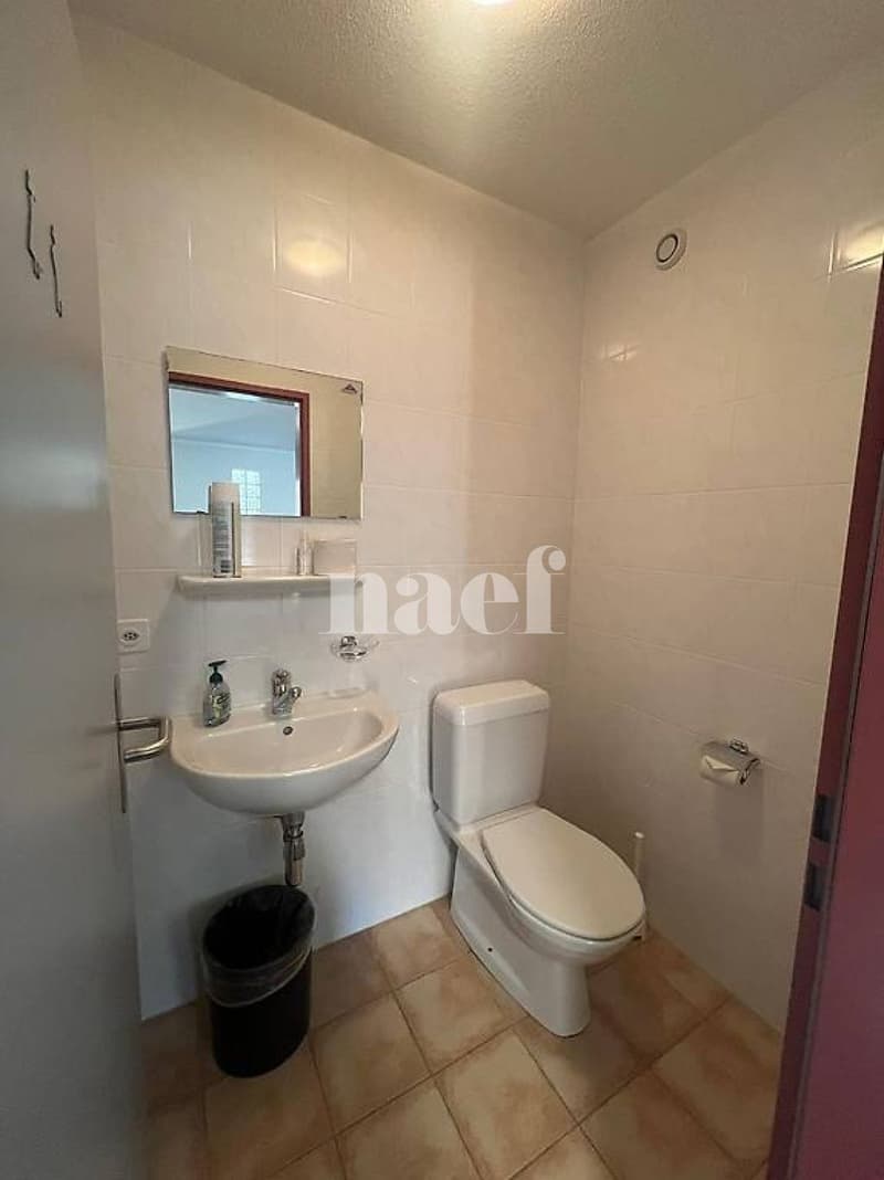 Spacious area of approx. 117m2 on the 1st floor with separate offices (6)