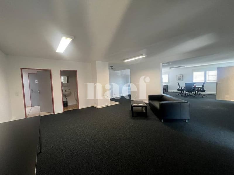 Spacious area of approx. 117m2 on the 1st floor with separate offices (2)