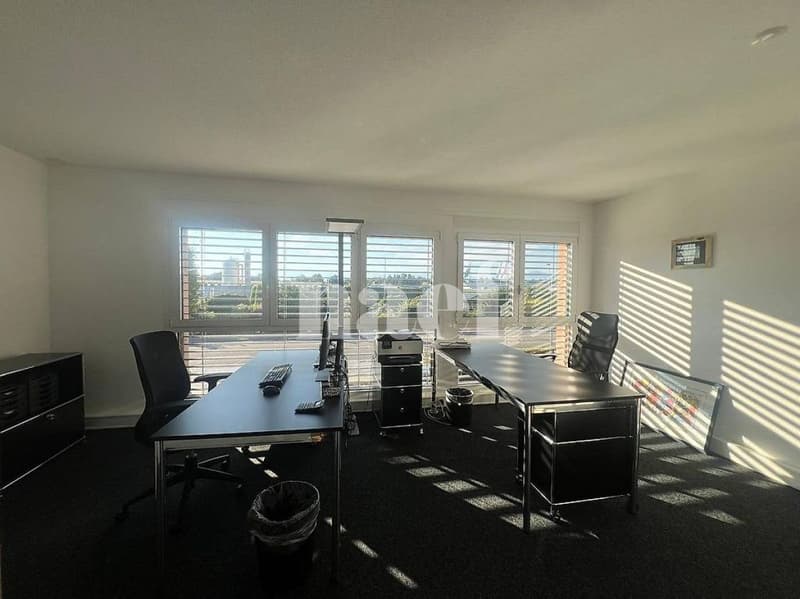 Spacious area of approx. 117m2 on the 1st floor with separate offices (5)