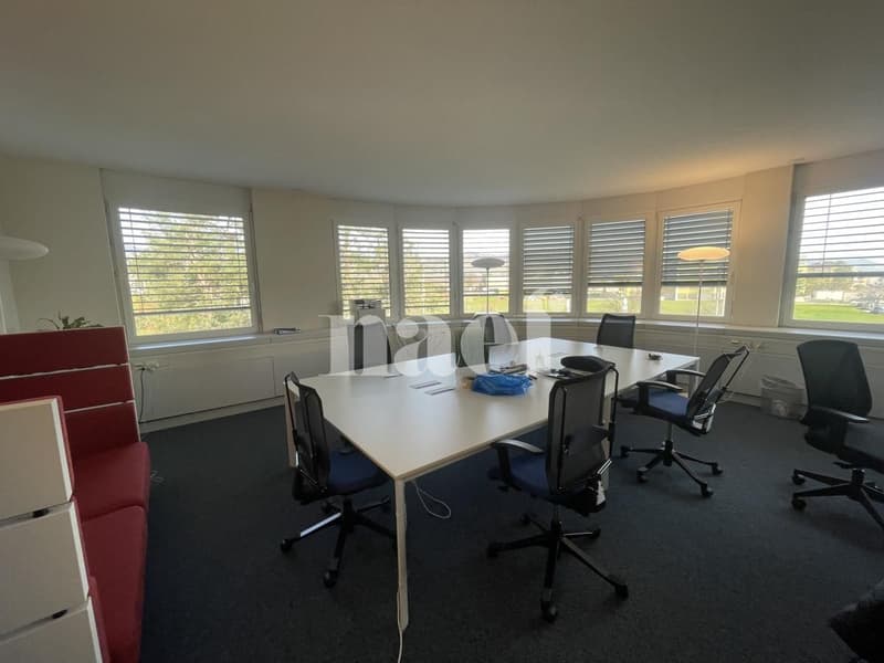 Centre Les Tuillières - Bright surface of approx. 158m2, modular on the 2nd floor of a commercial building (5)
