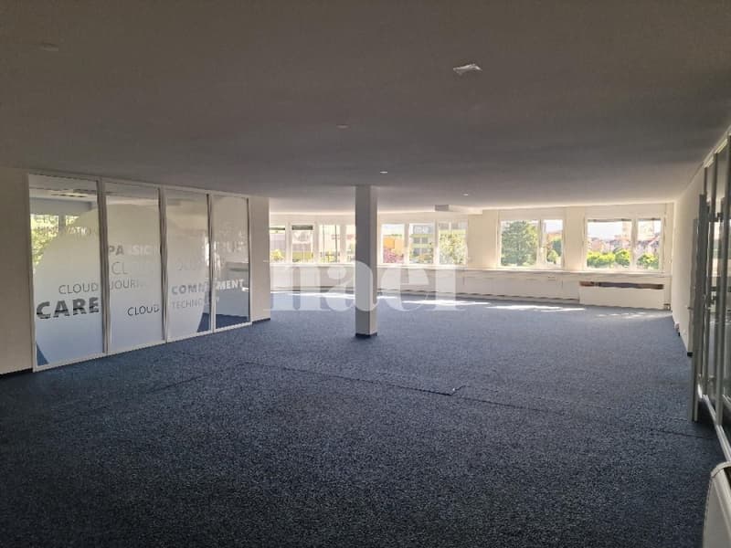 Centre Les Tuillières - Bright surface of approx. 158m2, modular on the 2nd floor of a commercial building (2)
