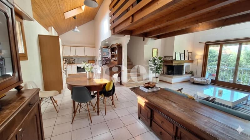 Schöne Doppelhaushälfte mit 5 Zimmern, Terrasse und großem umzäunten Garten (2)