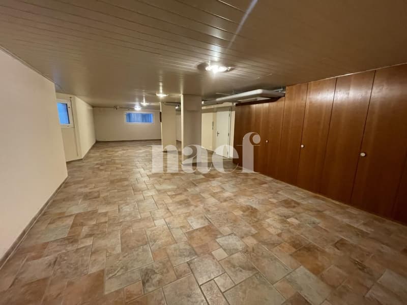 Grand local/dépôt chauffé au sous-sol avec kitchenette et wc (1)