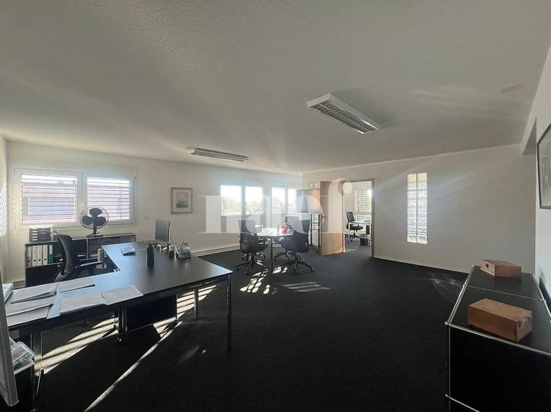 Spacieuse surface d'env. 117m2 au 1er étage avec bureaux séparés (3)