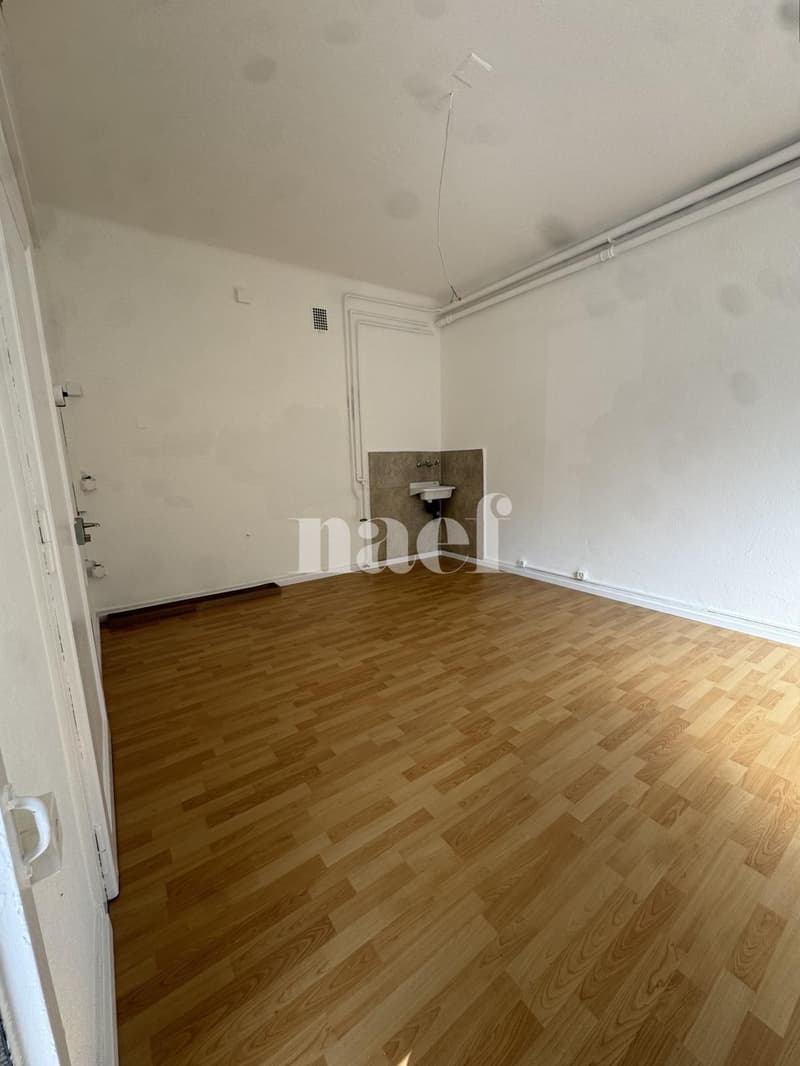 Arcade commerciale de 19 m² à louer Rue de la Borde (1)