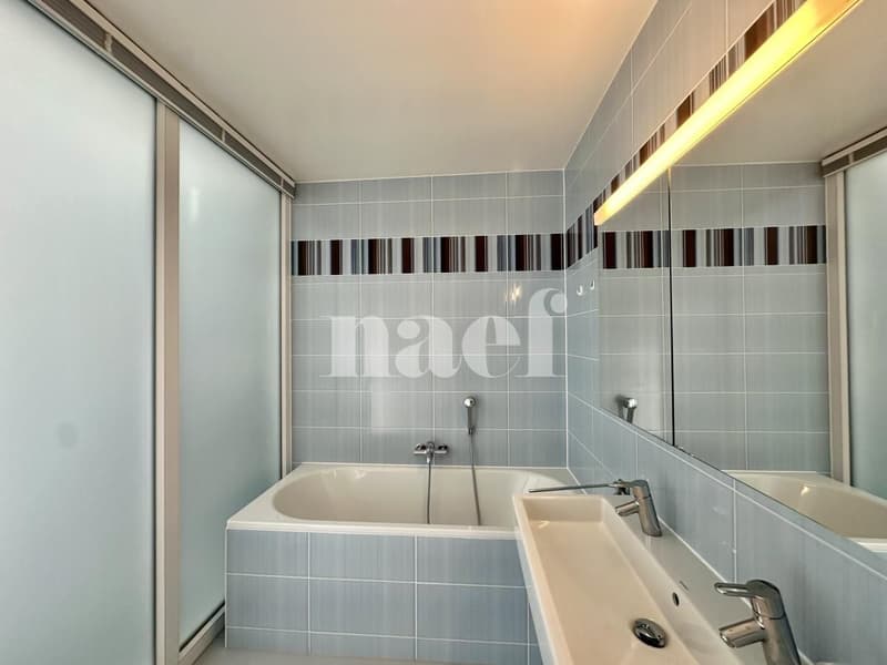 Bright and spacious 6-room apartment with large terrace (9)