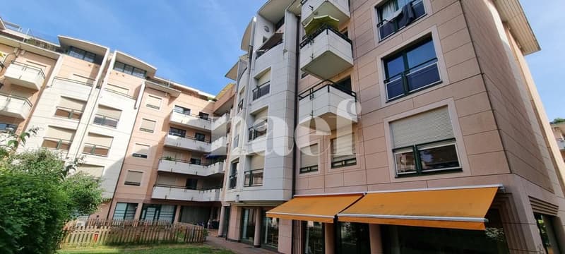 Commerce situé entre Grange-Canal et les Eaux-Vives (1)