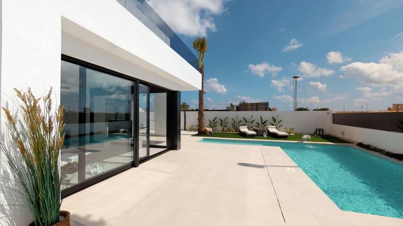 MAGNIFICENT NEW VILLA WITH POOL! (2)