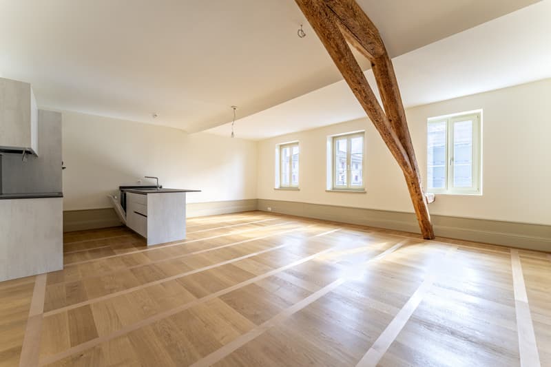 FALL IN LOVE! ATTIC JUST TWO STEPS FROM THE CENTER! (2)