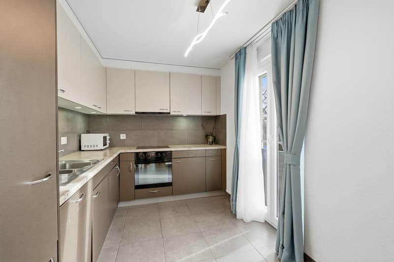 A DUE PASSI DALLE RIVE - AMPIO ATTICO CON BALCONE E VISTA LAGO (8)