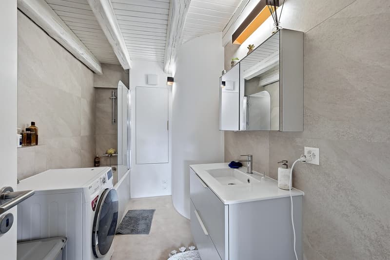 TRIPLEX DE CHARME RÉNOVÉ AVEC POUTRES APPARENTES (11)