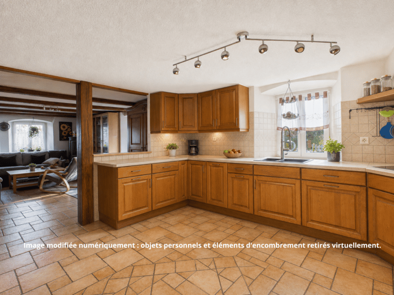 Character house with workshop, double garage and numerous parking spaces (6)