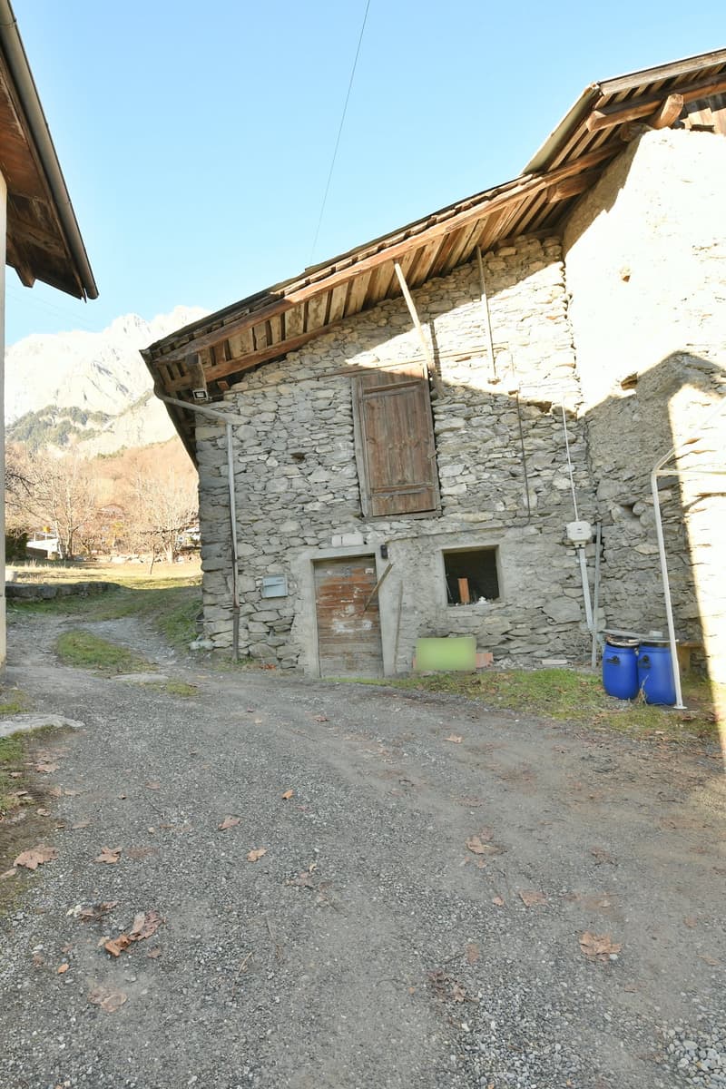 Da acquisire a Chamoson/VS, proprietà composta da 3,5 parcelle, 1 casa e 1 fienile (15)