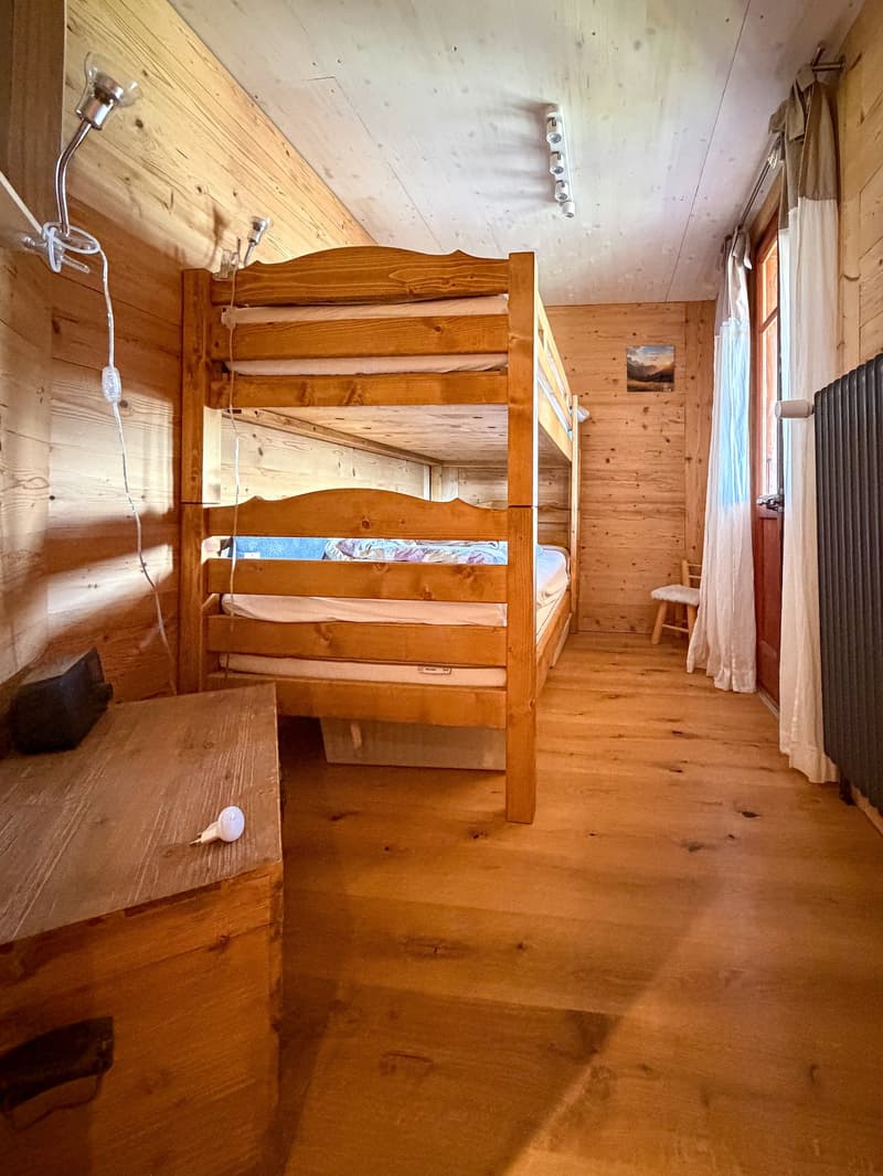 Chalet magnifiquement rénové sur une très belle parcelle plate à Ovronnaz/VS (10)