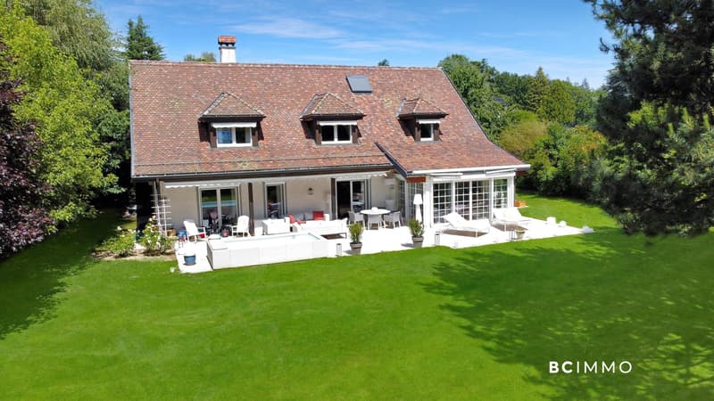 Villa de standing avec piscine intérieur (2)