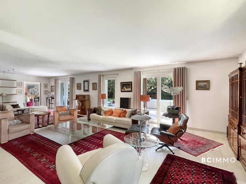 Villa de standing avec piscine intérieur (4)