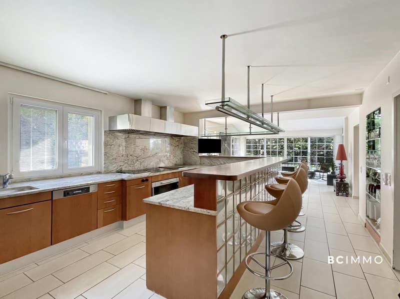 Villa de standing avec piscine intérieur (6)