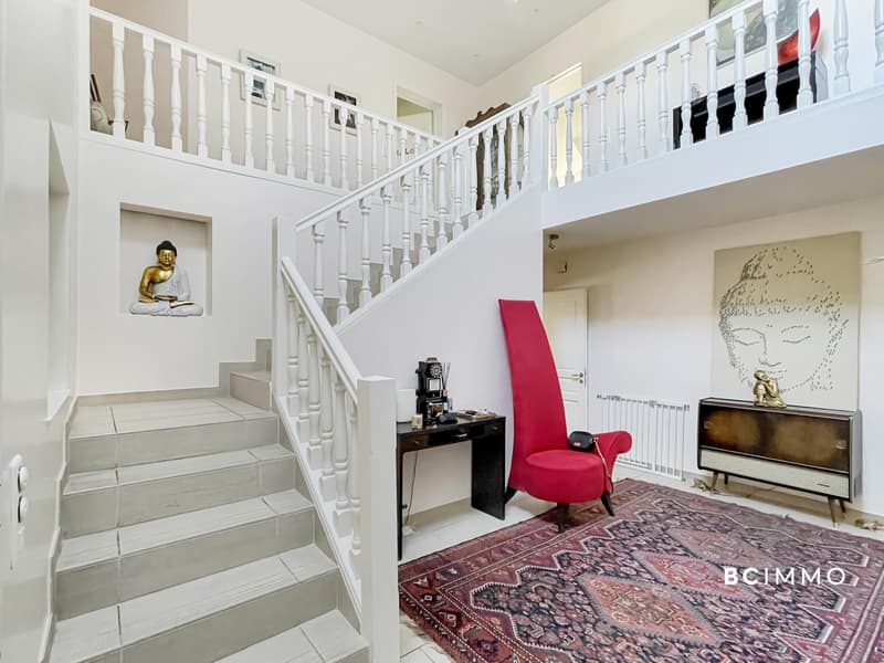Villa de standing avec piscine intérieur (3)