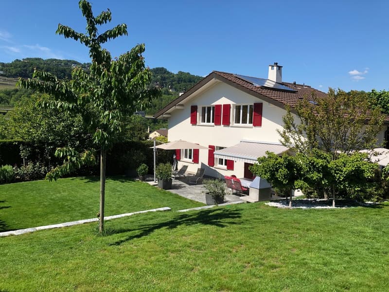 Magnificent family villa with exceptional garden (1)