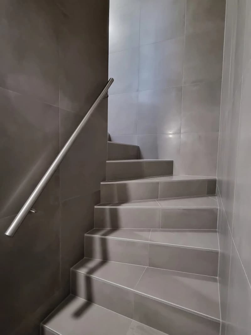 Entdecken Sie dieses wunderschöne Reihenhaus mit 5,5 Zimmern, das sich über 3 Ebenen erstreckt, ideal gelegen, es profitiert von einer neuen Konstruktion und hochwertigen Ausstattungen, bietet ein modernes und funktionales Leben für die ganze Familie (2)