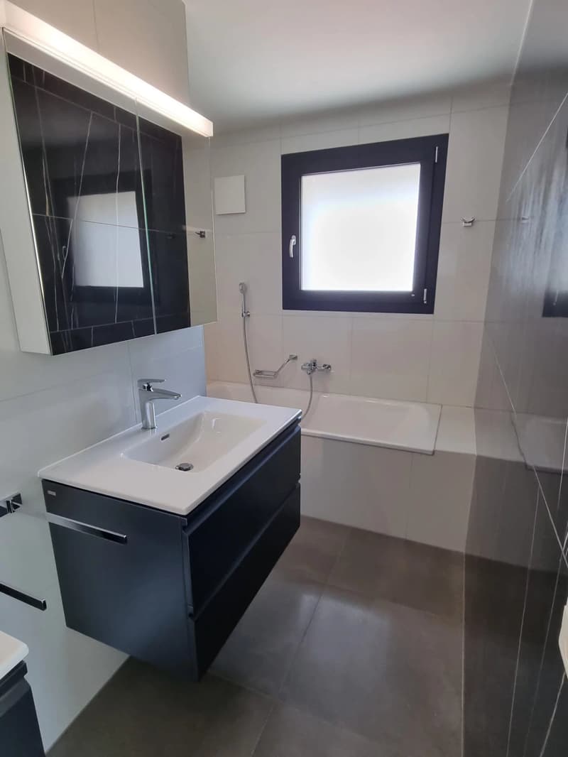 Découvrez cette magnifique maison mitoyenne de 5.5 pièces, répartie sur 3 niveaux, idéalement située, elle bénéficie d'une construction récente et de prestations de qualité, offrant un cade de vie mod (7)