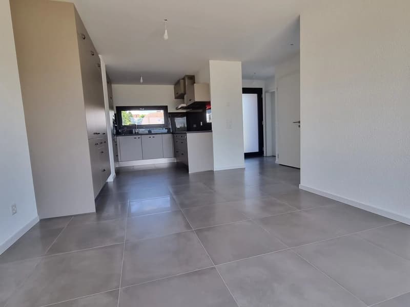 Entdecken Sie dieses wunderschöne Reihenhaus mit 5,5 Zimmern, das sich über 3 Ebenen erstreckt, ideal gelegen, es profitiert von einer neuen Konstruktion und hochwertigen Ausstattungen, bietet ein modernes und funktionales Leben für die ganze Familie (1)
