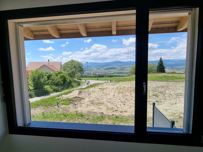 Entdecken Sie dieses wunderschöne Reihenhaus mit 5,5 Zimmern, das sich über 3 Ebenen erstreckt, ideal gelegen, es profitiert von einer neuen Konstruktion und hochwertigen Ausstattungen, bietet ein modernes und funktionales Leben für die ganze Familie (5)