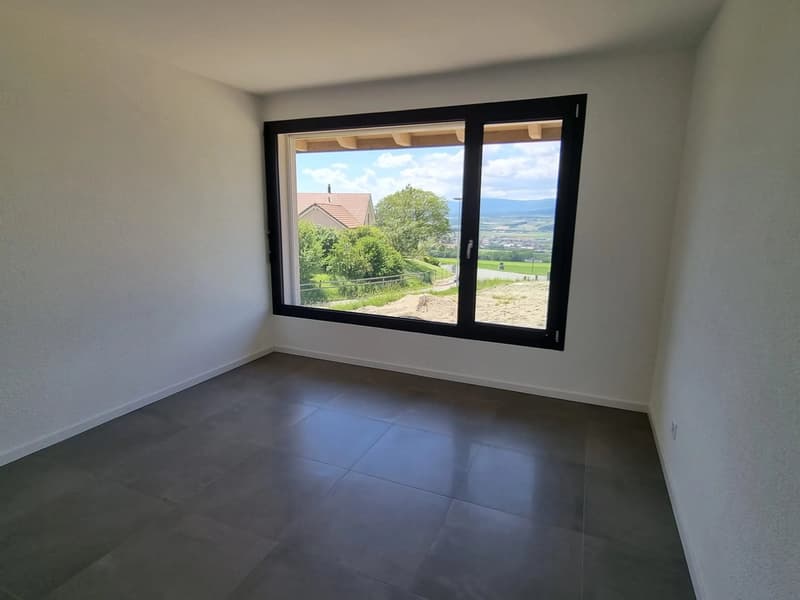 Entdecken Sie dieses wunderschöne Reihenhaus mit 5,5 Zimmern, das sich über 3 Ebenen erstreckt, ideal gelegen, es profitiert von einer neuen Konstruktion und hochwertigen Ausstattungen, bietet ein modernes und funktionales Leben für die ganze Familie (4)