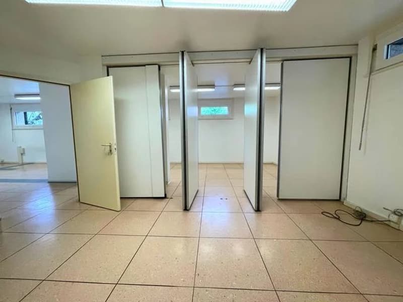 Grand local commercial à louer divisé en 3 parties de 82m2, 54m2 et 43m2 - Idéal pour un magasin ou pour un bureau. (7)