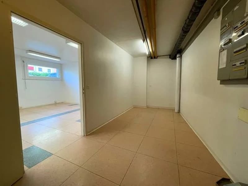Grand local commercial à louer divisé en 3 parties de 82m2, 54m2 et 43m2 - Idéal pour un magasin ou pour un bureau. (6)