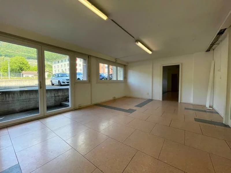 Grand local commercial à louer divisé en 3 parties de 82m2, 54m2 et 43m2 - Idéal pour un magasin ou pour un bureau. (2)