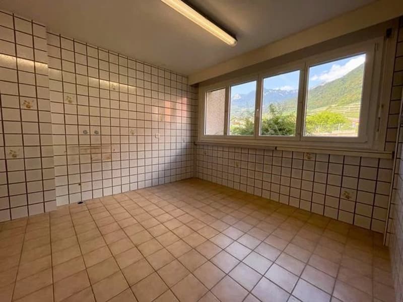 Grand local commercial à louer divisé en 3 parties de 82m2, 54m2 et 43m2 - Idéal pour un magasin ou pour un bureau. (3)