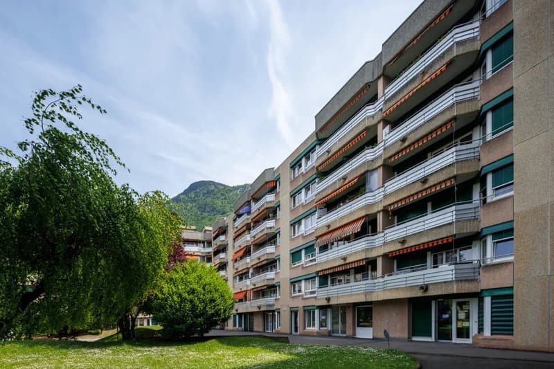 Grand local commercial à louer divisé en 3 parties de 82m2, 54m2 et 43m2 - Idéal pour un magasin ou pour un bureau. (1)