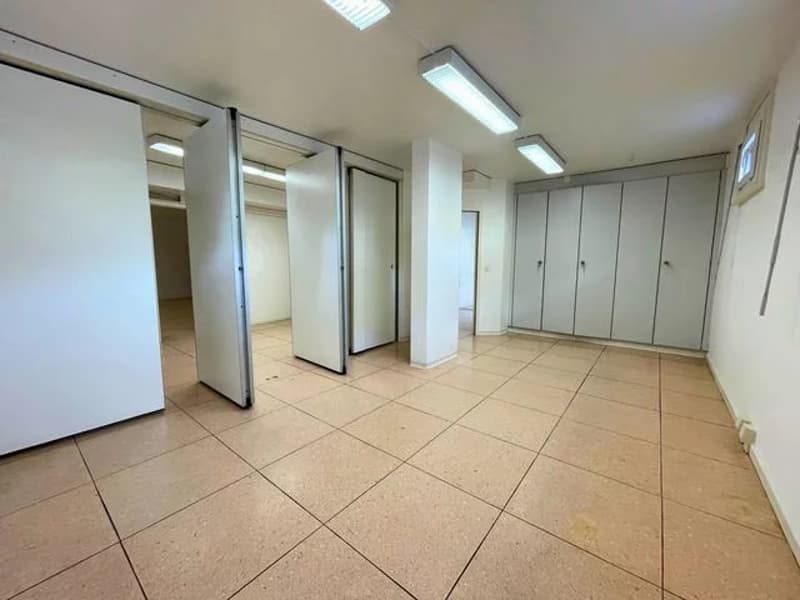 Grand local commercial à louer divisé en 3 parties de 82m2, 54m2 et 43m2 - Idéal pour un magasin ou pour un bureau. (8)