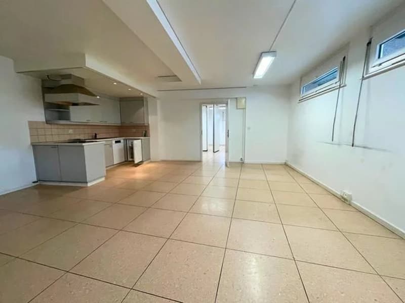 Grand local commercial à louer divisé en 3 parties de 82m2, 54m2 et 43m2 - Idéal pour un magasin ou pour un bureau. (9)
