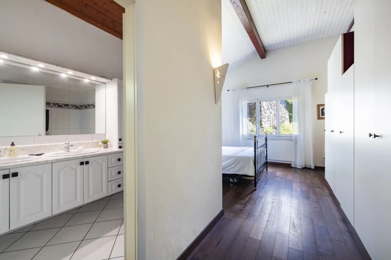 Beautiful individual villa with lovely lake view (9)