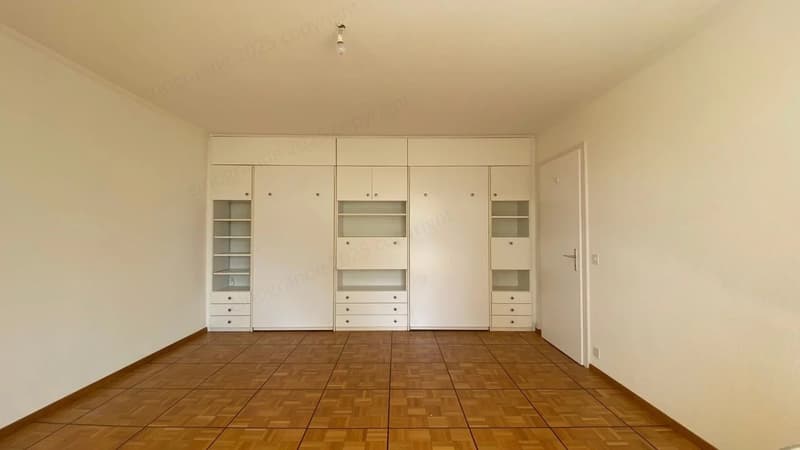 Schönes helles 2,5-Zimmer-Apartment, Südausrichtung, im letzten Stock mit Aufzug. (1)