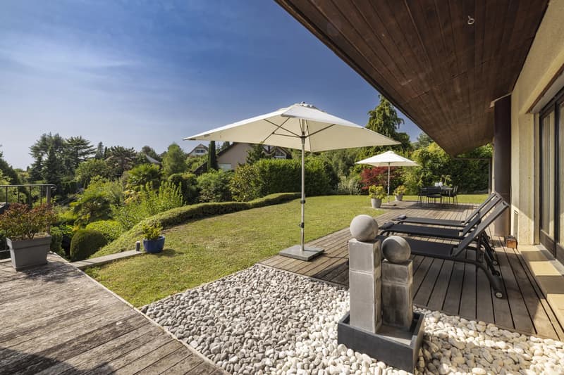 Beautiful individual villa with lovely lake view (1)