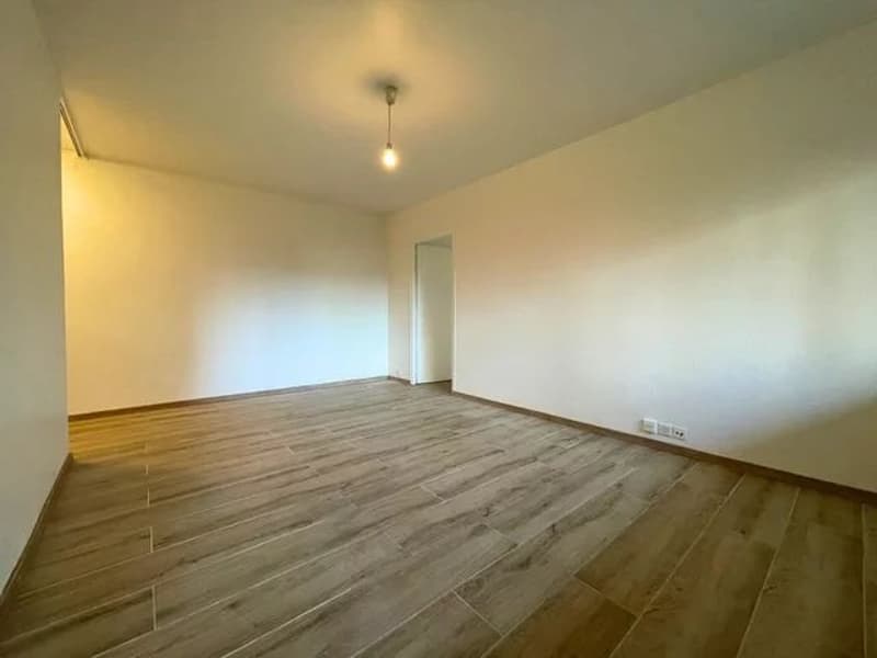 Appartement de 2 pièces au rez inférieur. (2)