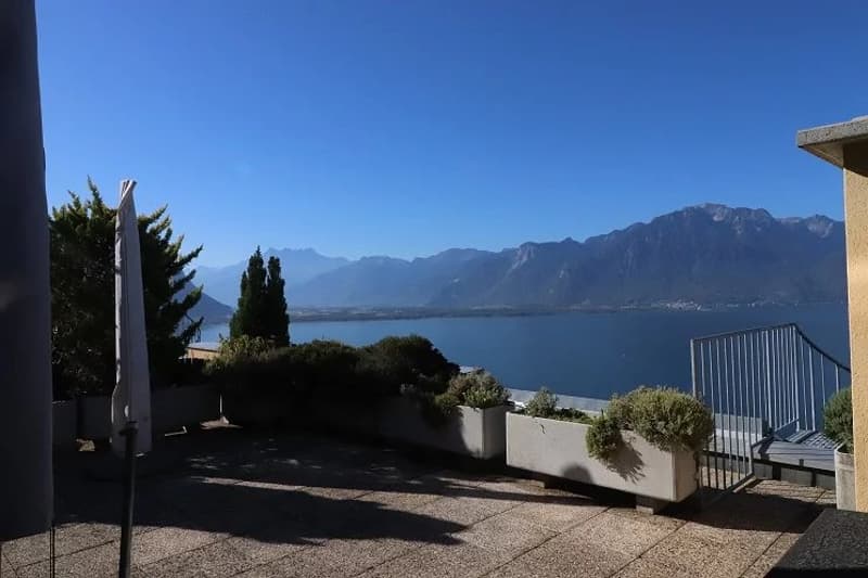 Un spacieux appartement de 3 pièces de 120 m² situé au 2ème étage, disposant d'un rooftop et offrant une vue imprenable sur le lac. (9)