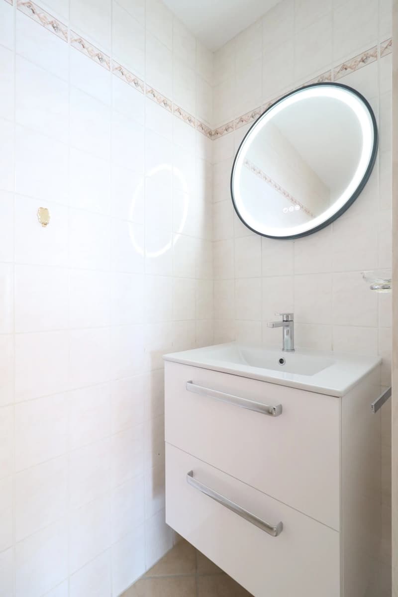 Un spacieux appartement de 3 pièces de 120 m² situé au 2ème étage, disposant d'un rooftop et offrant une vue imprenable sur le lac. (7)