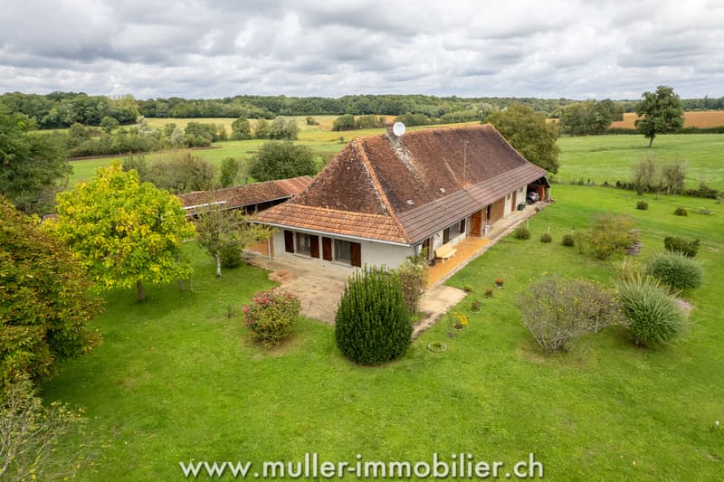 Farm with outbuildings and 3 hectares, near Louhans in France (3)