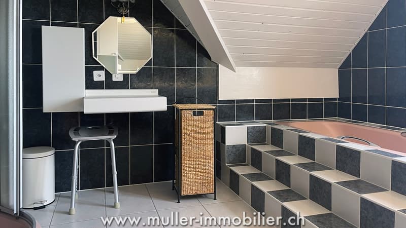 Large villa with 3 independent apartments and a commercial shop (11)