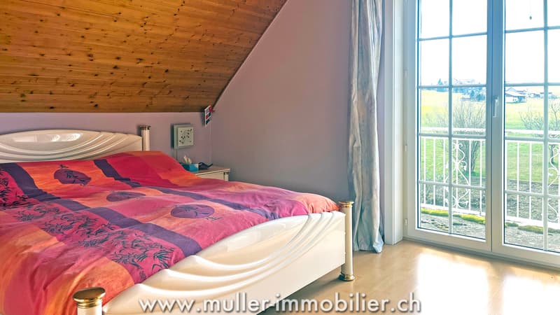 Large villa with 3 independent apartments and a commercial shop (9)
