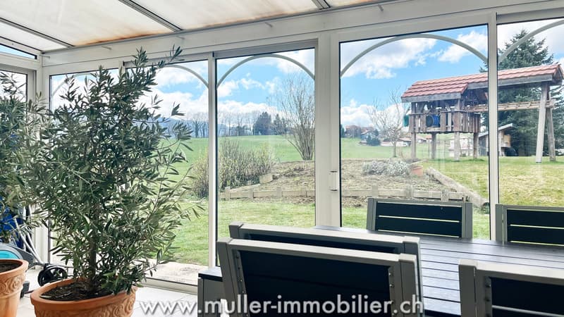 Large villa with 3 independent apartments and a commercial shop (13)