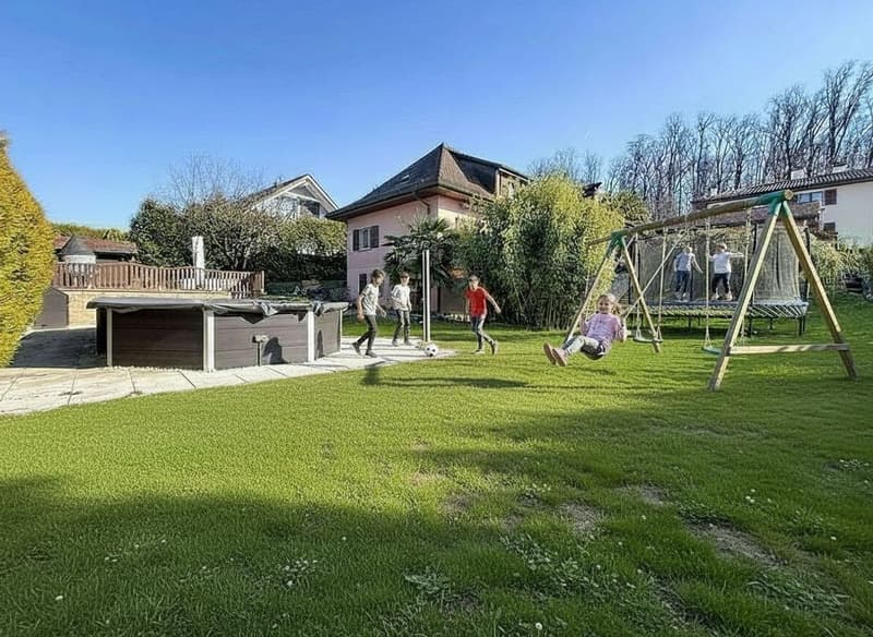 Detached house with 6.5 rooms (170 m2) + a 3-room apartment of 61m2, swimming pool and large garden - 10 minutes from Lausanne (2)