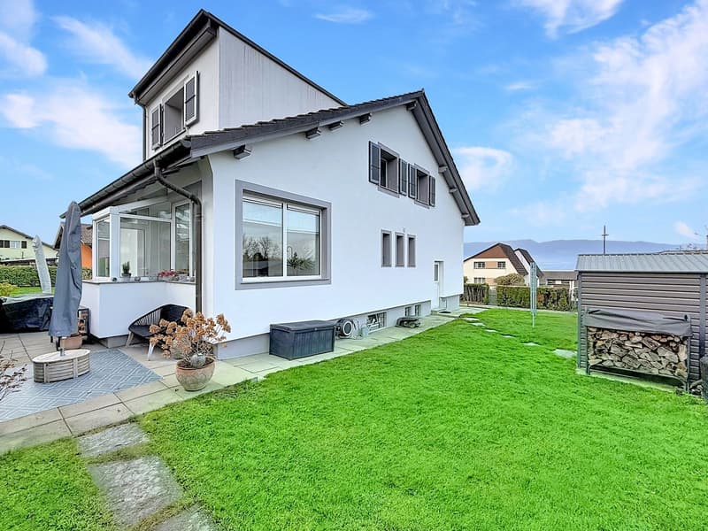 Schöne, sorgfältig renovierte Liegenschaft mit grossem, baumbestandenem Garten (1)