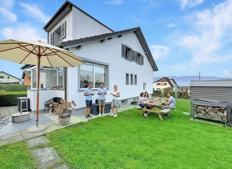Beautiful, carefully renovated property with large, tree-lined garden (1)