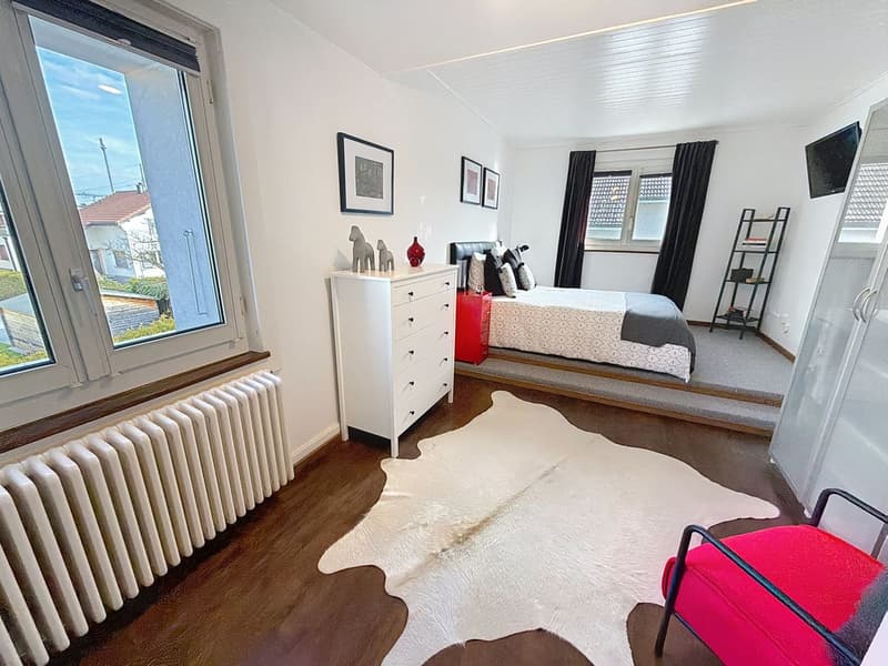 Beautiful, carefully renovated property with large, tree-lined garden (13)